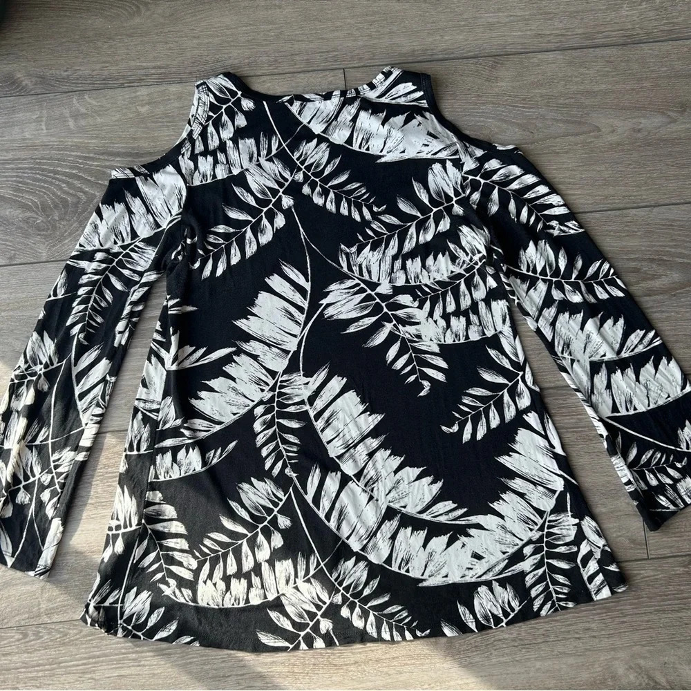 Karen Kane Leaves  Pattern Cold Shoulder Bell Sleeve Top - Picture 11 of 15